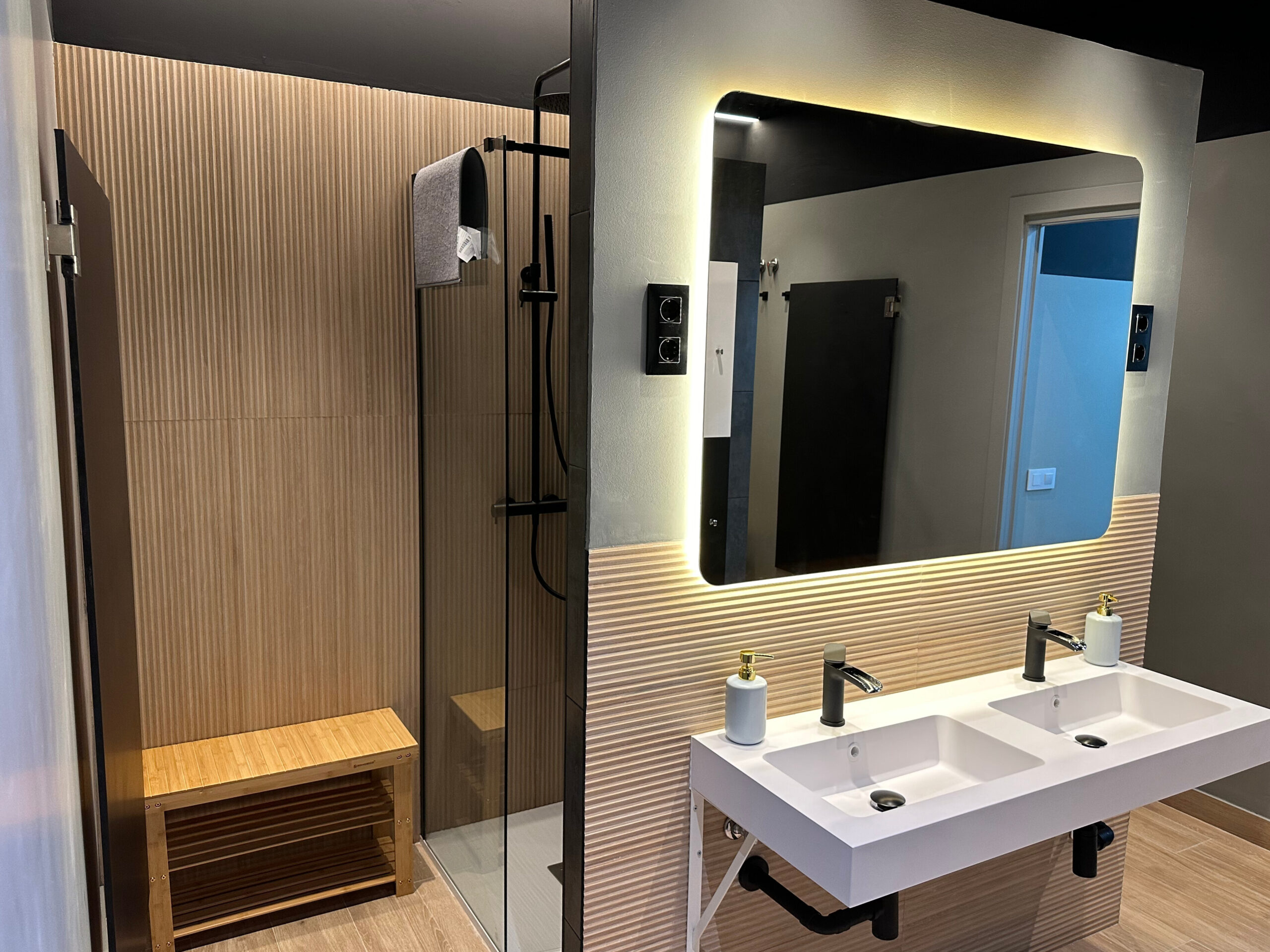 <img src=”imagen.jpg” alt=”duchas individuales”>